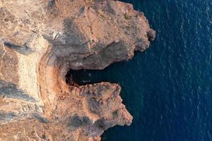 aéreo ver de el costa de santorini, Grecia desde acrotiri a puesta de sol. foto