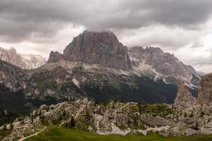 panorámico paisaje de el cinque torri en el dolomita montañas de Italia. foto