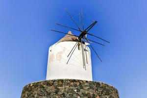 restos de antiguo abandonado molino en emporio pueblo en el sur lado de santorni Cicladas islas, Grecia. foto