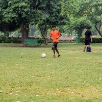 nuevo Delhi, India, julio 01 2018 - futbolistas de local fútbol americano equipo durante juego en regional derby campeonato en un malo fútbol americano paso. caliente momento de fútbol americano partido en césped verde campo de el estadio foto