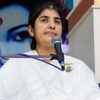 nueva delhi, india, 16 de octubre de 2022 - bk shivani durante la sesión de meditación, shivani verma, más conocida como bk shivani, es maestra en el movimiento espiritual de yoga y meditación brahma kumaris de la india foto