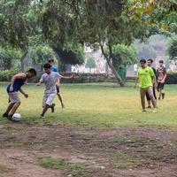 nuevo Delhi, India, julio 01 2018 - futbolistas de local fútbol americano equipo durante juego en regional derby campeonato en un malo fútbol americano paso. caliente momento de fútbol americano partido en césped verde campo de el estadio foto