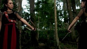 deux chasseurs face à face dans la forêt avant de chasser et de montrer l'arc et la flèche video