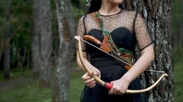 mujer vestida de negro entrando en pánico en el bosque video