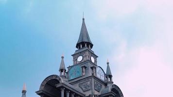 un gran castillo con una valla y una torre como la arquitectura de fantasía video