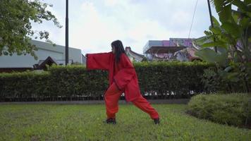 un asiatique obtient une martial art éducation tandis que portant une rouge chinois costume video