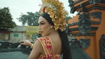 un' ritratto di balinese donne indossare un' tradizionale danza costume mentre preghiere video