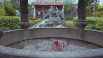 un temple bouddhiste le lieu de prière avec un style architectural chinois video