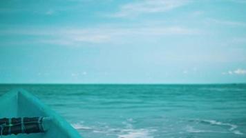 vue de le gros océan vagues de une pêche bateau avec une bleu ciel et magnifique mer video