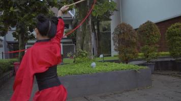 Chinesisch Kinder genießen ihr rot Hemd während spielen Innerhalb das Tempel video