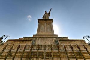 estatua de dante alighieri en plaza dante en Nápoles, Italia. foto