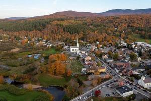 guardar, Vermont - oct 12, 2021, blanco comunidad Iglesia en el famoso esquí pueblo de Stowe en Vermont durante el caer. foto