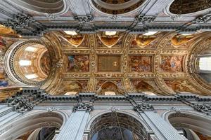 Nápoles, Italia - ago 20, 2021, majestuoso bóveda de el basílica de Papa Noel maria degli angeli en pizzofalcone en Nápoles, Italia foto