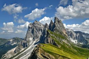 Mañana ver de el jardinera Valle en dolomita montañas. ubicación puez-geisler nacional parque, seceda cima, Italia, Europa. odle grupo es el punto de referencia de val di funes foto