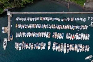 aéreo ver de el barcos atracado en Sorrento, Italia en un verano día. foto