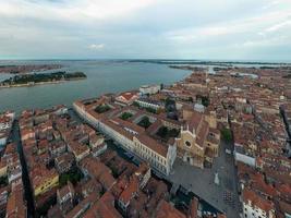 aéreo ver de el antiguo veneciano techos en Venecia, Italia. foto