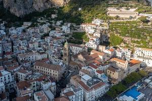 aéreo ver de el ciudad de amalfia a lo largo el amalfia costa en Italia. foto