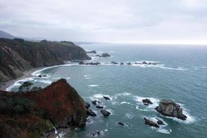 silencio playa, arena plateada ensenada Respaldados por un natural rock anfiteatro en Asturias, España. foto