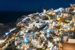 clásico oye, santorini horizonte a noche con edificios en Grecia. foto