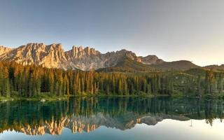 lago di Carezza Carezza lago y dolomiti en trentino-alto-adigio, Italia foto