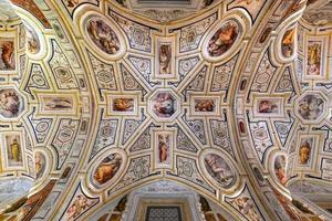 Nápoles, campania, Italia - agosto 17, 2021, interior de el 15 siglo Iglesia de santa anna dei lombardi foto
