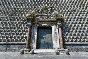 fachada de el barroco gesu nuovo iglesia, decorativo portal en Nápoles, Italia. foto