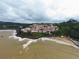aéreo ver de el hermosa lastres pueblo en Asturias, España foto