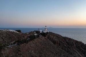 aéreo ver de el acrotiri faro a puesta de sol en santorini, Grecia. foto