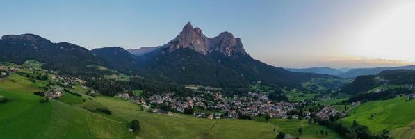 alpe di siusi - seiser alm con sciliar - Schlern montaña grupo en antecedentes. amarillo primavera flores y de madera presentar en dolomitas, trentino Alto adigio, sur Tirol, Italia, Europa foto