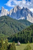 dolomitas montaña montaña paisaje a Papa Noel maddalena pueblo en el verano estación, S t. magdalena Italia foto