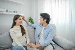 asiático Pareja sonrisa y contento mirando cada otros ojos, caricias, calentar abrazos, adolescentes primero amar, casado pareja, calentar familia. marido y esposa en amor entonces divertido en nuevo años víspera o enamorado día foto