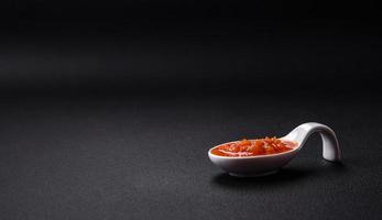 rojo adjika salsa o salsa de tomate con especias y hierbas foto