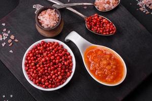 rojo adjika salsa o salsa de tomate con especias y hierbas foto