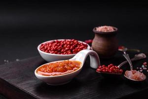 rojo adjika salsa o salsa de tomate con especias y hierbas foto