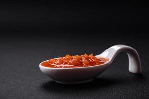 rojo adjika salsa o salsa de tomate con especias y hierbas foto