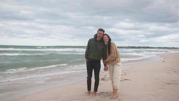 giovane coppia su bianca spiaggia durante estate vacanza. video