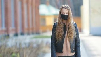 meisje vervelend een masker beschermen tegen coronavirus en greep video