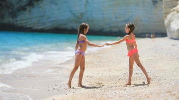 liten flickor har roligt på tropisk strand under sommar semester video