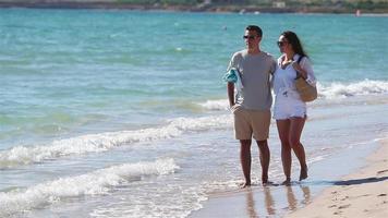 jovem casal na praia branca durante as férias de verão. video