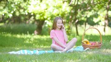 niña en posición de yoga en el parque. video