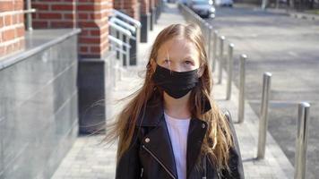 fille portant un masque se protège contre le coronavirus et gripp video