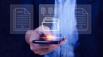 el sistema de gestión de documentos dms se está configurando como consultor que trabaja en un teléfono inteligente. software para archivar, buscar y administrar información de archivos corporativos foto