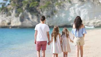 contento bellissimo famiglia con bambini su il spiaggia video