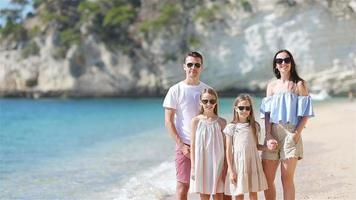 Lycklig familj på en strand under sommar semester video