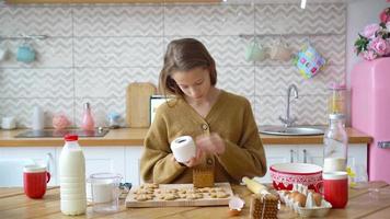 adorable petite fille préparant des biscuits de pain d'épice de noël video