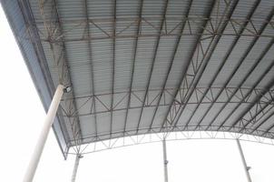 detalle del techo de la estructura de acero, fábrica de almacén vacío interior, detalle de la estructura de acero de la línea curva de la construcción del techo de metal foto