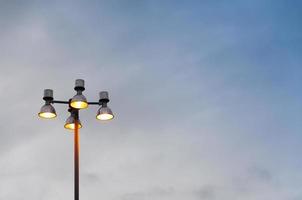 calle ligero y cielo, moderno lámpara calle foto