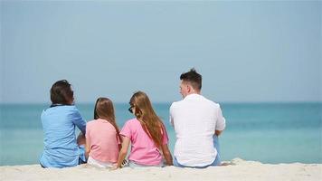 jeune famille de quatre personnes en vacances à la plage video