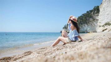 vrouw houdende Aan de strand genieten van zomer vakantie op zoek Bij de zee