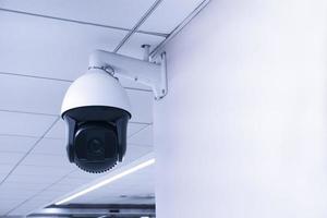 cámara cctv de seguridad o sistema de vigilancia en el edificio, circuito cerrado de televisión, cámara cctv moderna en una pared. foto